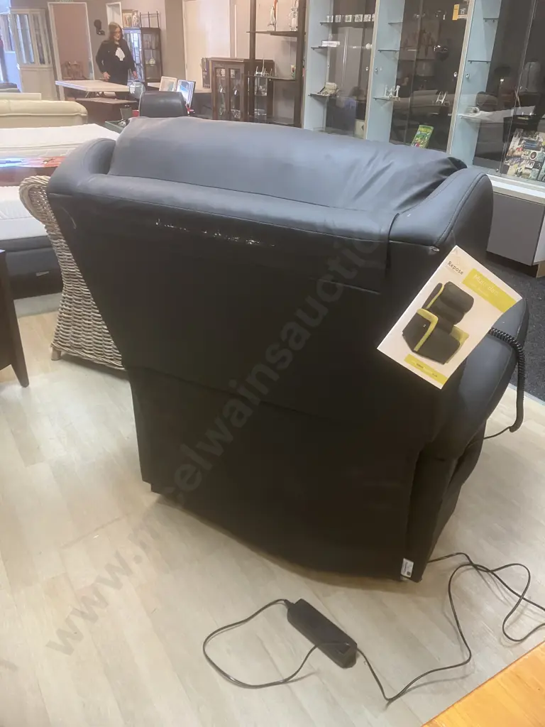 Repose Multi-Bari 254Kg Bariatric, Electric Rise & Recline Chair, X-Large, 4 Button Handset & Manual Image 1++