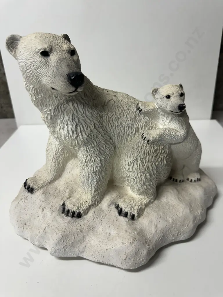 Vintage 1980s Polar Bear With Cub Sculpture Made in Italy by Castagna With Original Label. 22 x 28cm Image 1++