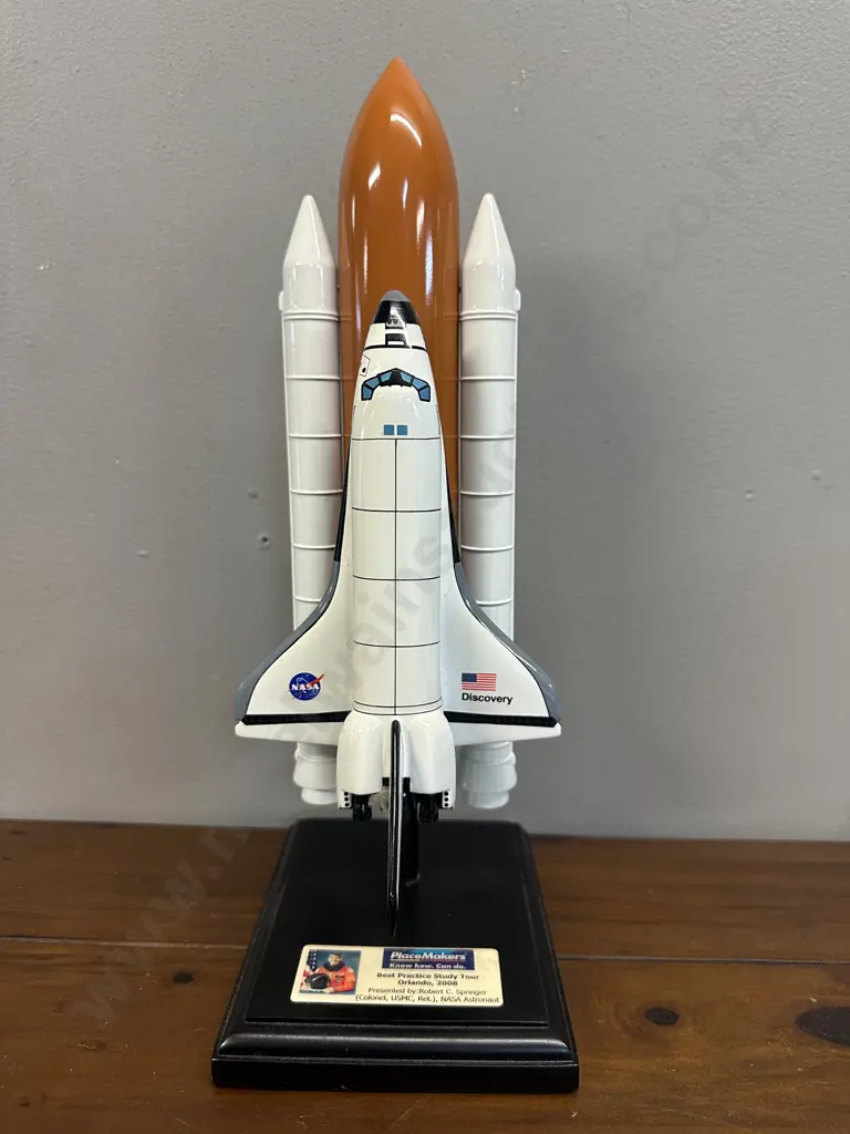 Desktop Display Model Of The Nasa Space Shuttle Image 1++