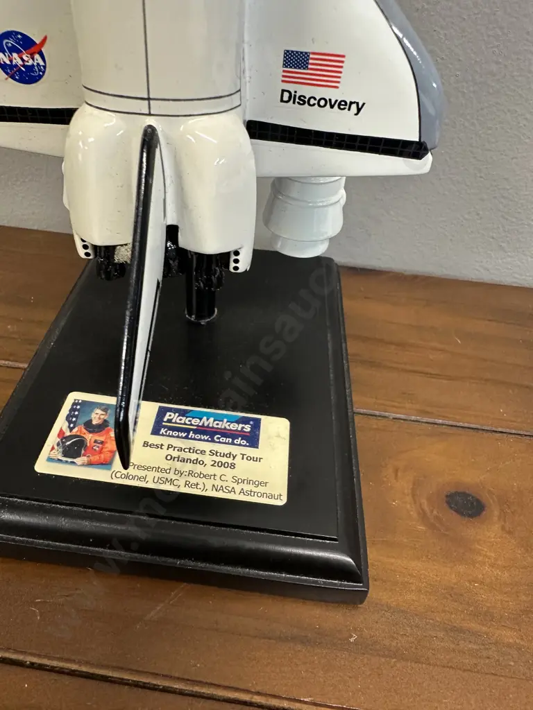 Desktop Display Model Of The Nasa Space Shuttle Image 1++