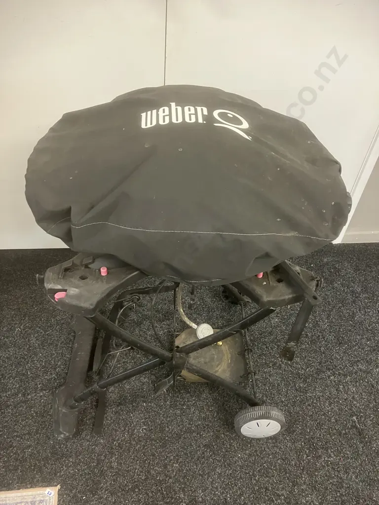 Weber Q1000 BBQ With Cover Image 1++