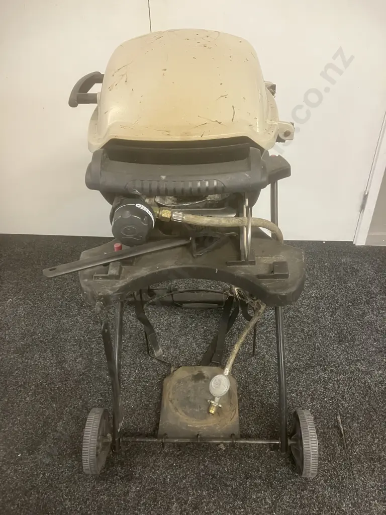 Weber Q1000 BBQ With Cover Image 1++