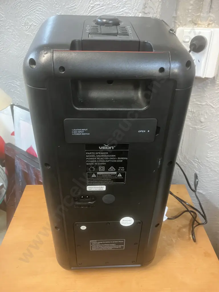 Veon Party Speaker VN26052020BK (No Lead) With a Damaged Veon Party Speaker Thats Not Working Image 1++