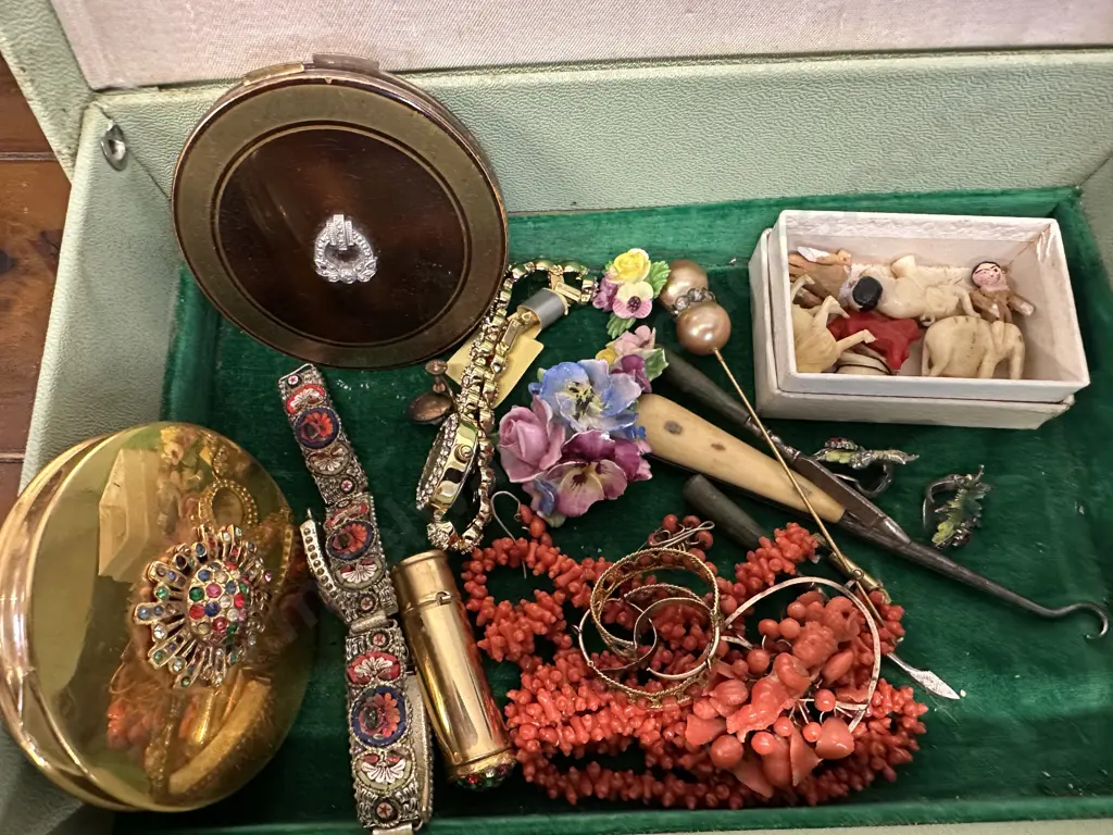 Selection Of Vintage Items Including Costume Jewellery, Powder Puffs, Hat Pin, Miniature Ornaments Etc In Vanity Case Image 1++