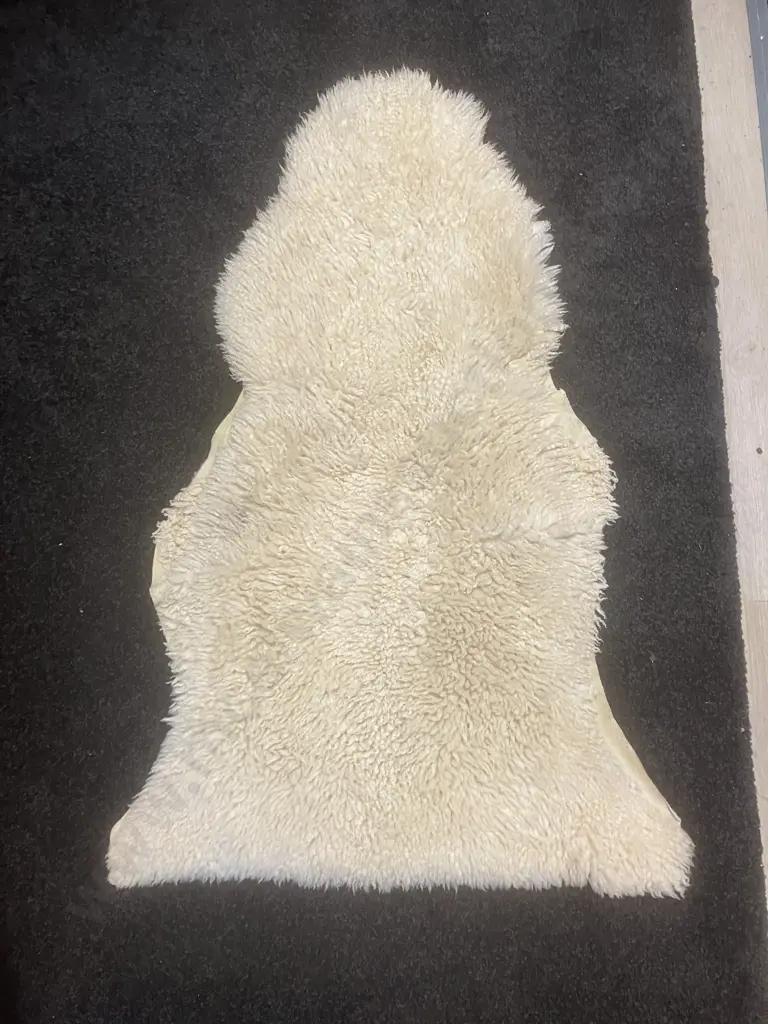Bowron (NZ) Sheepskin. L97cm Image 1++