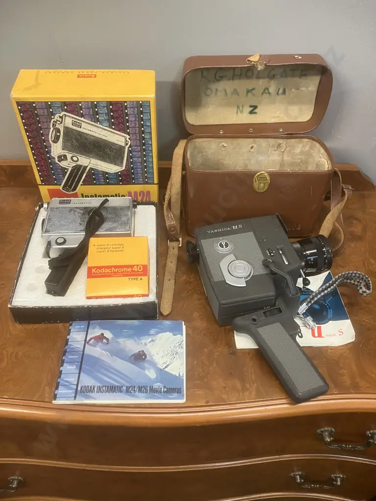 1960's Yashica U-matic S Vintage 8mm Film Camera With Yashinon 19-28mm f/1.8 Zoom Lens, Leather Case & Owners Manual Image 1++