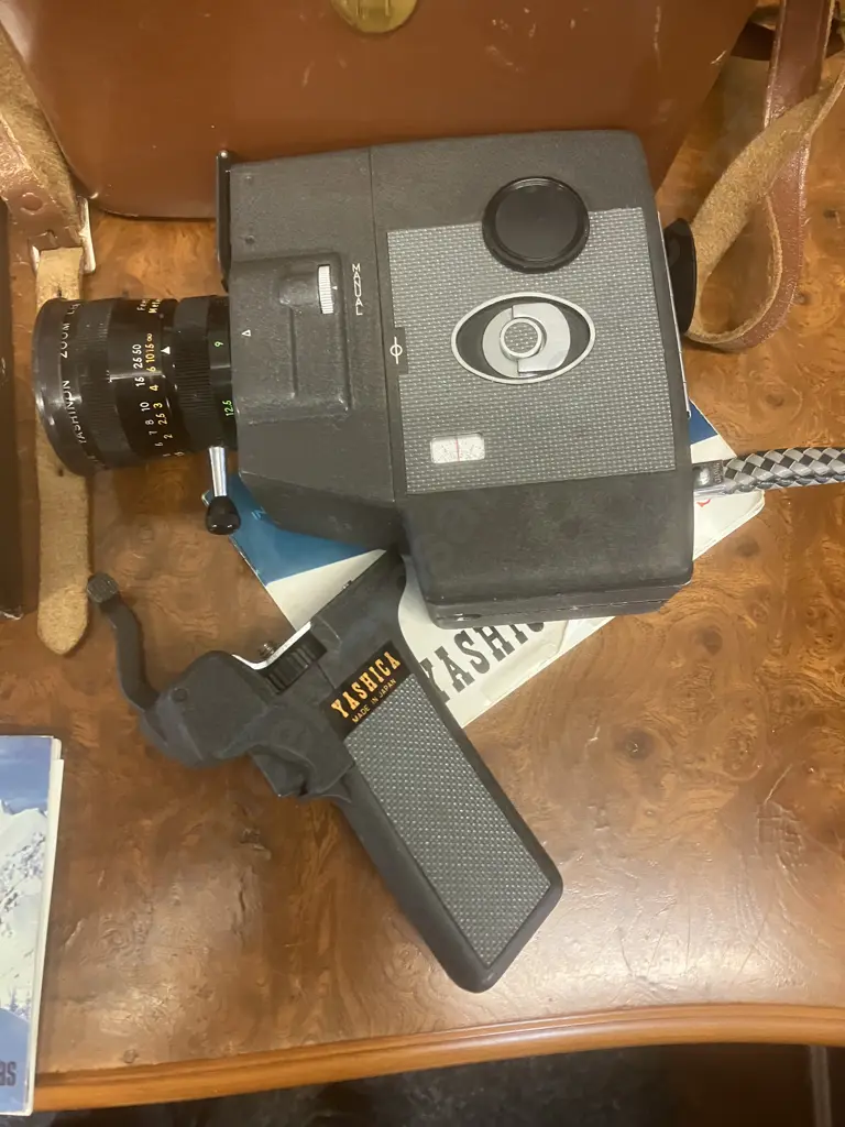1960's Yashica U-matic S Vintage 8mm Film Camera With Yashinon 19-28mm f/1.8 Zoom Lens, Leather Case & Owners Manual Image 1++