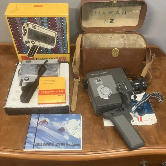1960's Yashica U-matic S Vintage 8mm Film Camera With Yashinon 19-28mm f/1.8 Zoom Lens, Leather Case & Owners Manual