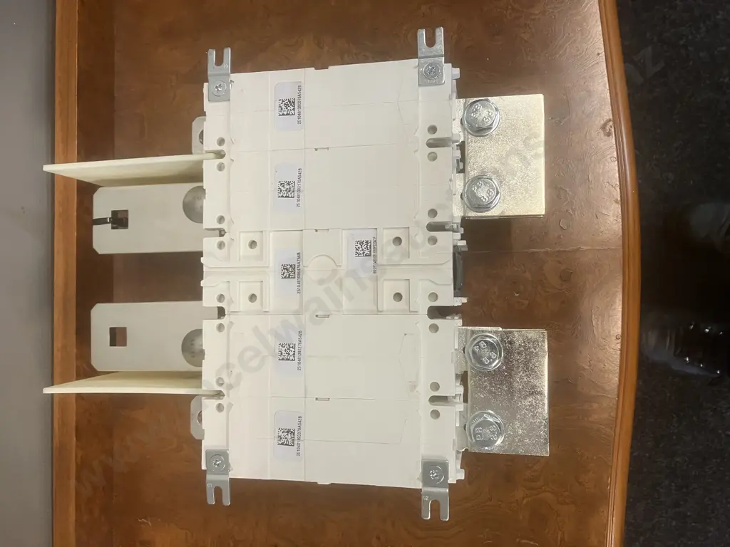 Socomec INOSYS Load Break Switch, Centred, 4 Pole 400A 1500V DC-PV2 (86P22041) Image 1++