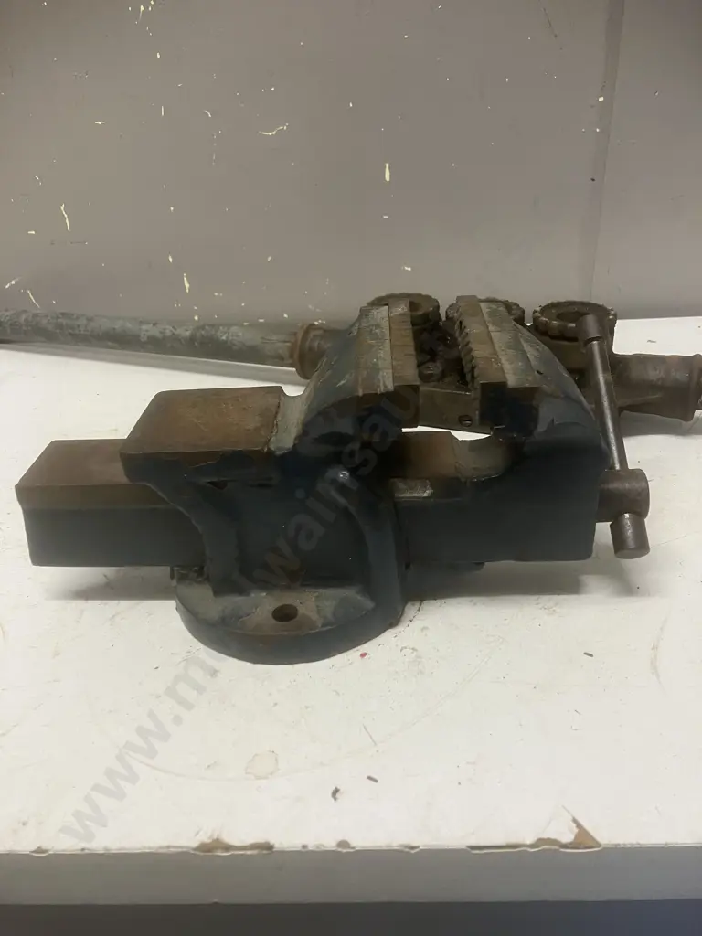 Blue Vice & Pipe Threader Image 1++