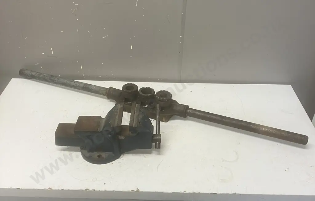 Blue Vice & Pipe Threader Image 1++