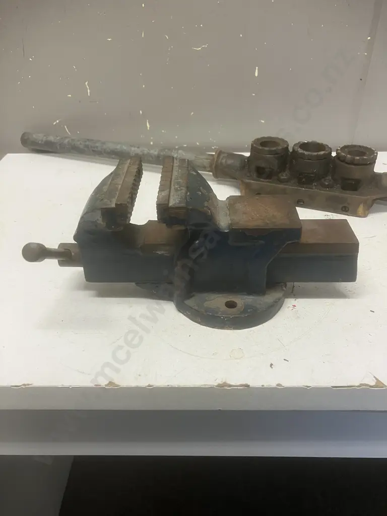 Blue Vice & Pipe Threader Image 1++