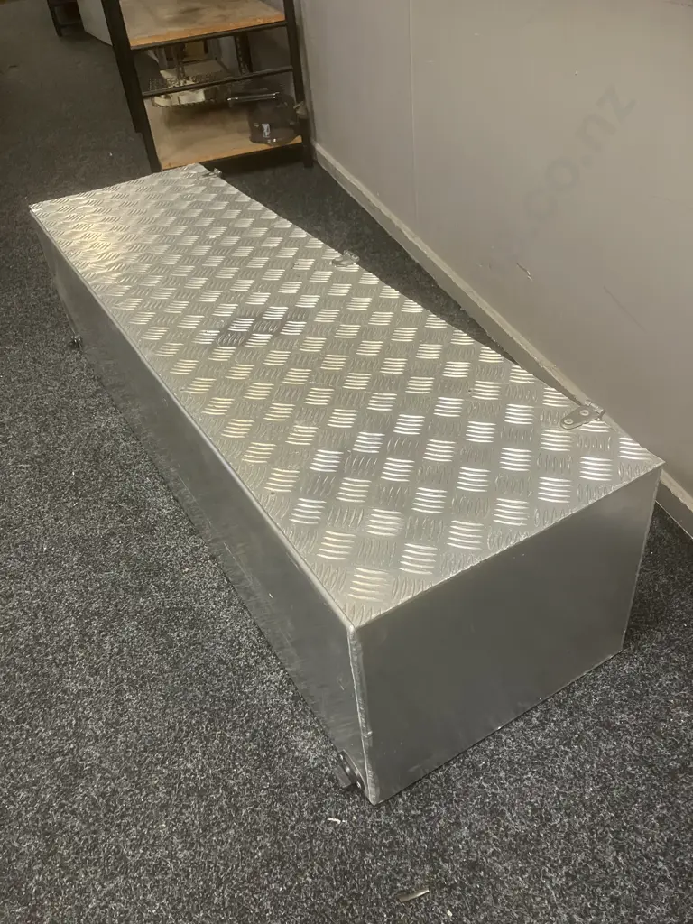 Aluminum Storage Trunk With Treadplate Lid. H34 W140 D40.5cm Image 1++