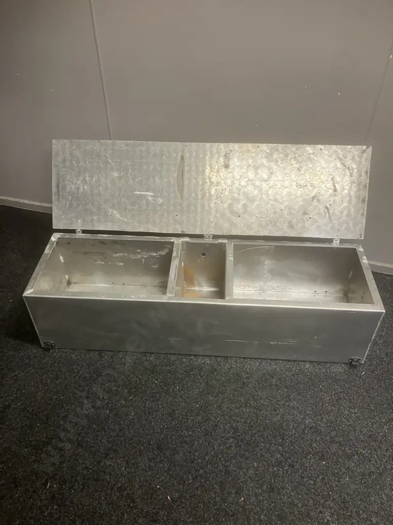 Aluminum Storage Trunk With Treadplate Lid. H34 W140 D40.5cm Image 1++