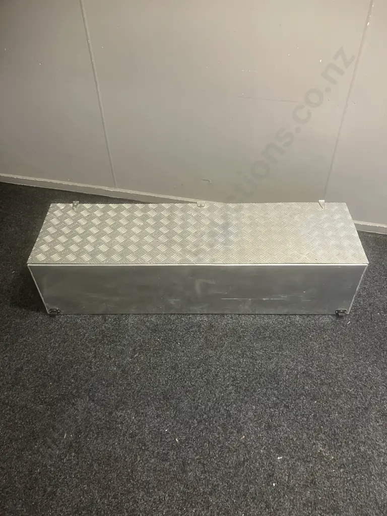 Aluminum Storage Trunk With Treadplate Lid. H34 W140 D40.5cm Image 1++