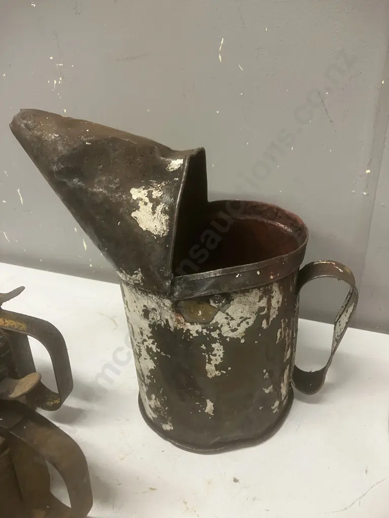 Motor Oil Pourers & Oil Cans Image 1++