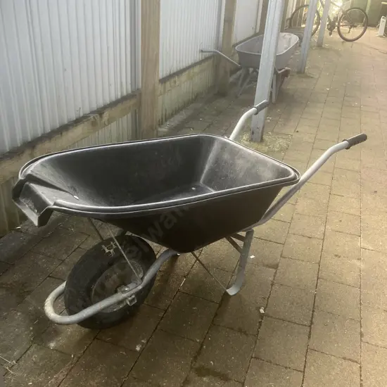 Wheelbarrow - Poly Tray with Pour Spout