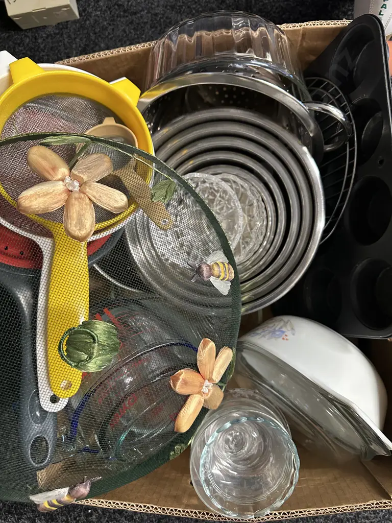 Box lot Bakeware, Pyrex Items Etc Image 1++