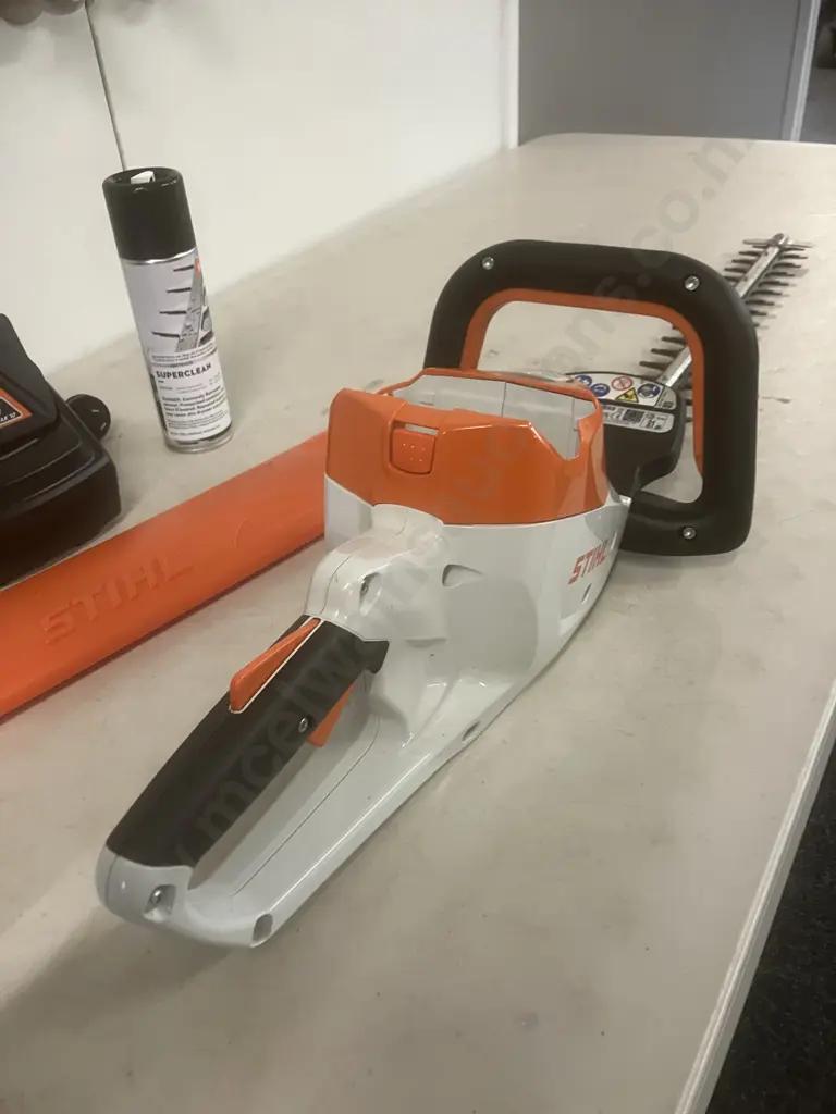 Stihl HSA 50 Battery Hedgetrimmer Kit  - With AK10 Battery & AL101 Charger Image 1++