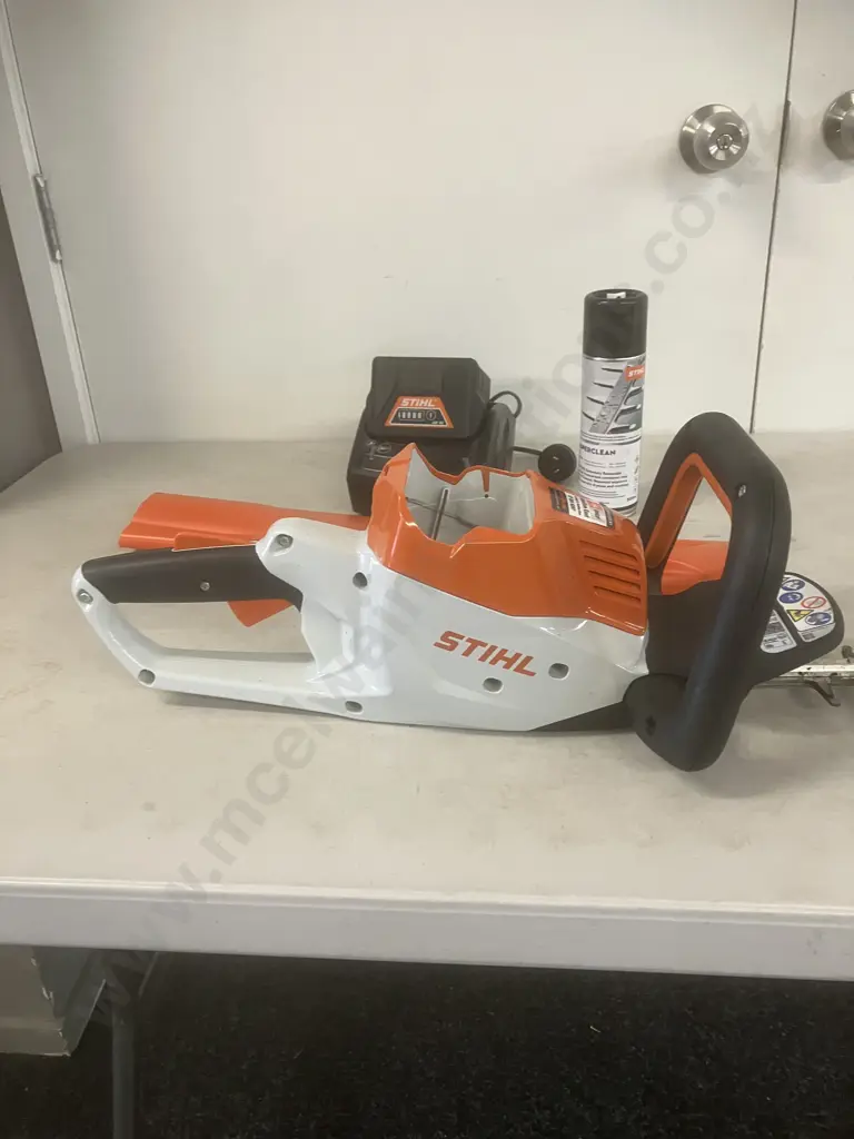 Stihl HSA 50 Battery Hedgetrimmer Kit  - With AK10 Battery & AL101 Charger Image 1++