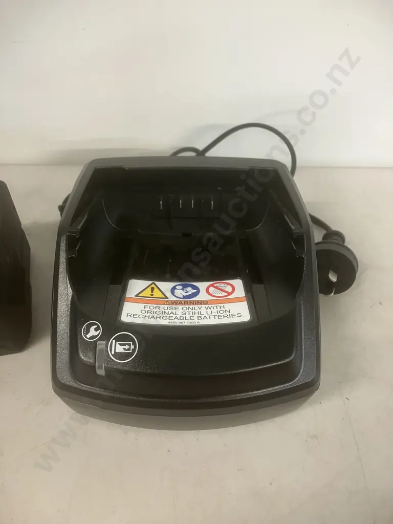 Stihl HSA 50 Battery Hedgetrimmer Kit  - With AK10 Battery & AL101 Charger Image 1++