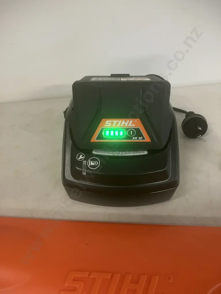 Stihl HSA 50 Battery Hedgetrimmer Kit  - With AK10 Battery & AL101 Charger Image 1++