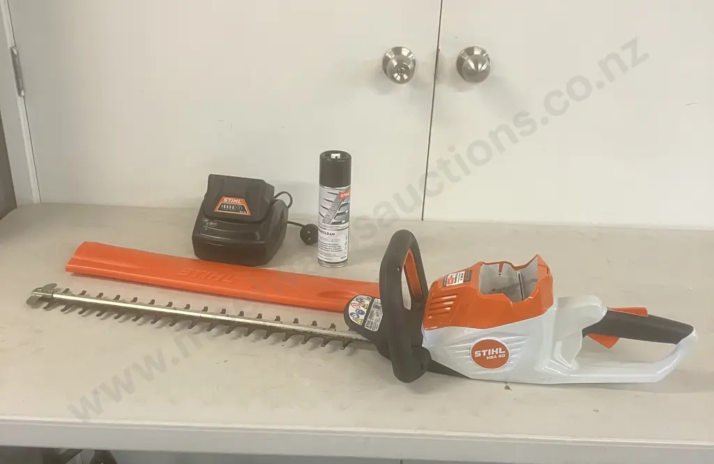 Stihl HSA 50 Battery Hedgetrimmer Kit  - With AK10 Battery & AL101 Charger Image 1++