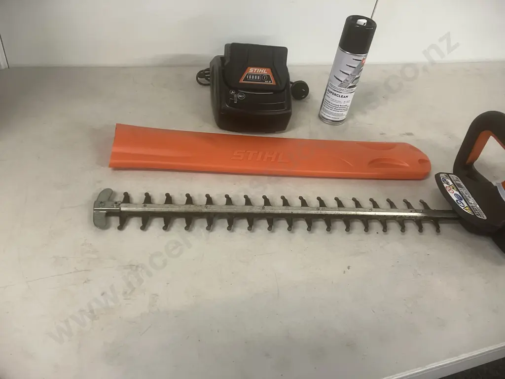 Stihl HSA 50 Battery Hedgetrimmer Kit  - With AK10 Battery & AL101 Charger Image 1++