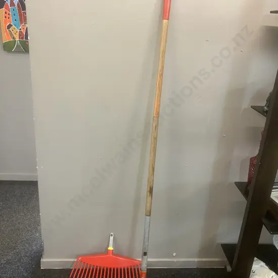 WOLF-Garten Garden Hoe With Wooden Handle & 42cm Rake Head