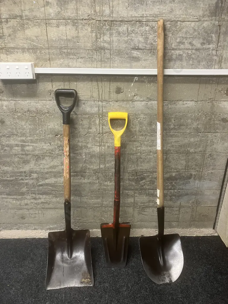 Atlas Dagger Spade, Long Handled Wide Mouth Shovel & D Mouth Shovel Image 1++
