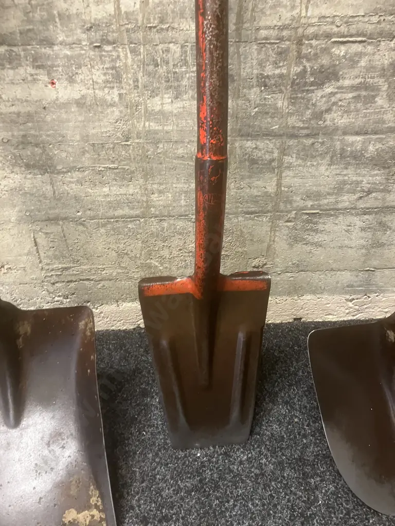 Atlas Dagger Spade, Long Handled Wide Mouth Shovel & D Mouth Shovel Image 1++