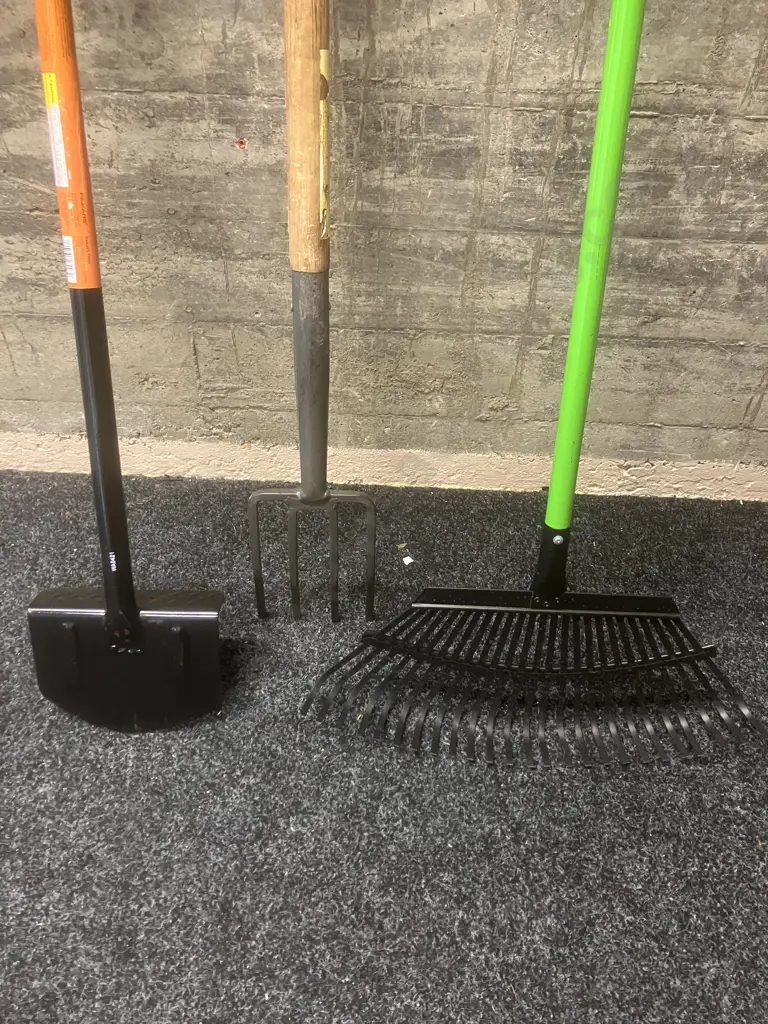 Fiskars Edger, Stanley Border Fork, Saxon Leaf Rake Image 1++