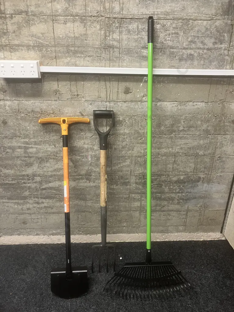 Fiskars Edger, Stanley Border Fork, Saxon Leaf Rake Image 1++