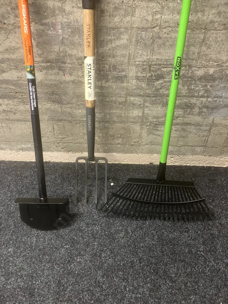 Fiskars Edger, Stanley Border Fork, Saxon Leaf Rake Image 1++