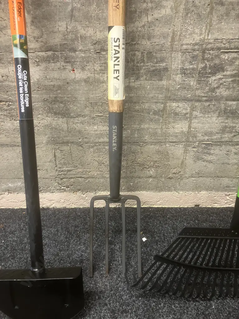 Fiskars Edger, Stanley Border Fork, Saxon Leaf Rake Image 1++