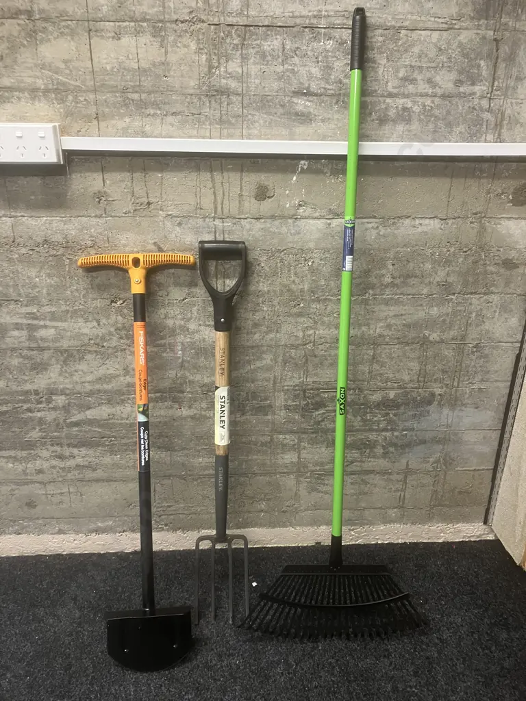 Fiskars Edger, Stanley Border Fork, Saxon Leaf Rake Image 1++