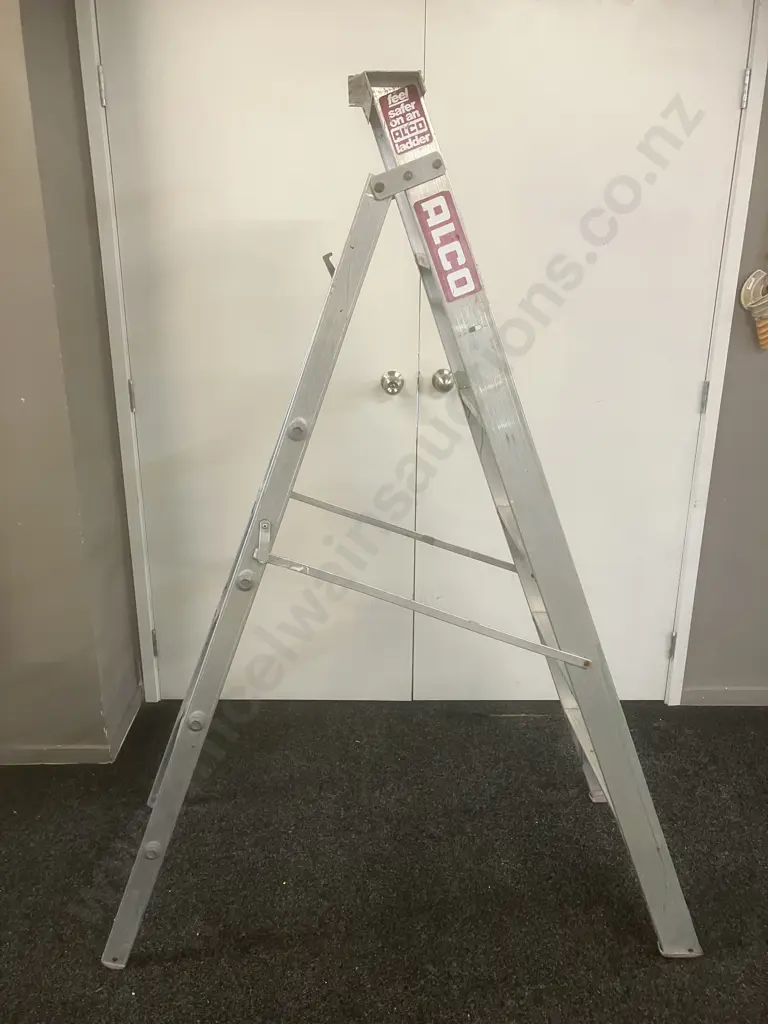 Alco Aluminium Step Extension Ladder 1.8 m, 6 Step Image 1++