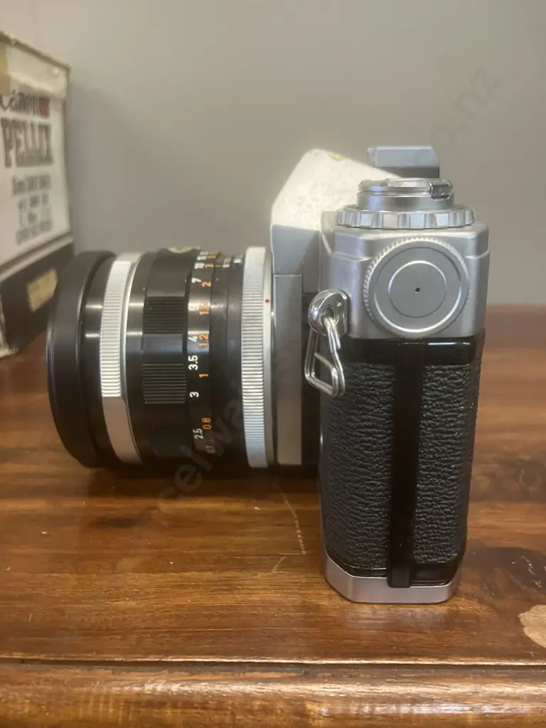 Canon Pellix QL 35mm SLR Film Camera #157676 With a Canon FL 50mm f/1.4 Lens #163161, Japan 1966 Image 1++