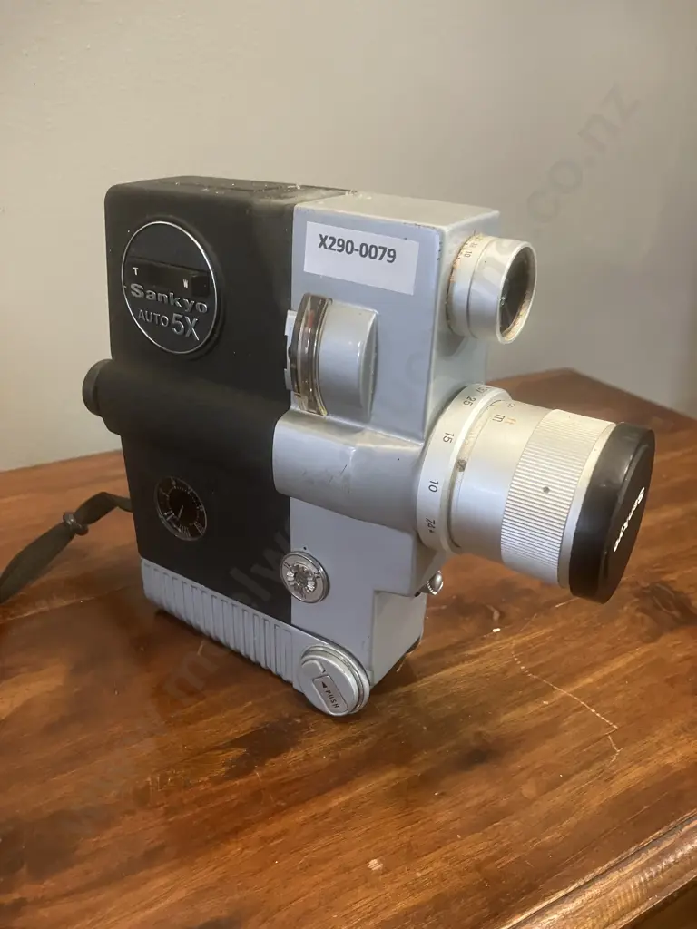 Sankyo Auto 5X 8mm Cine Movie Camera with f=7.4 / 37mm Zoom Lens - 1965 to 1966 Japan Image 1++