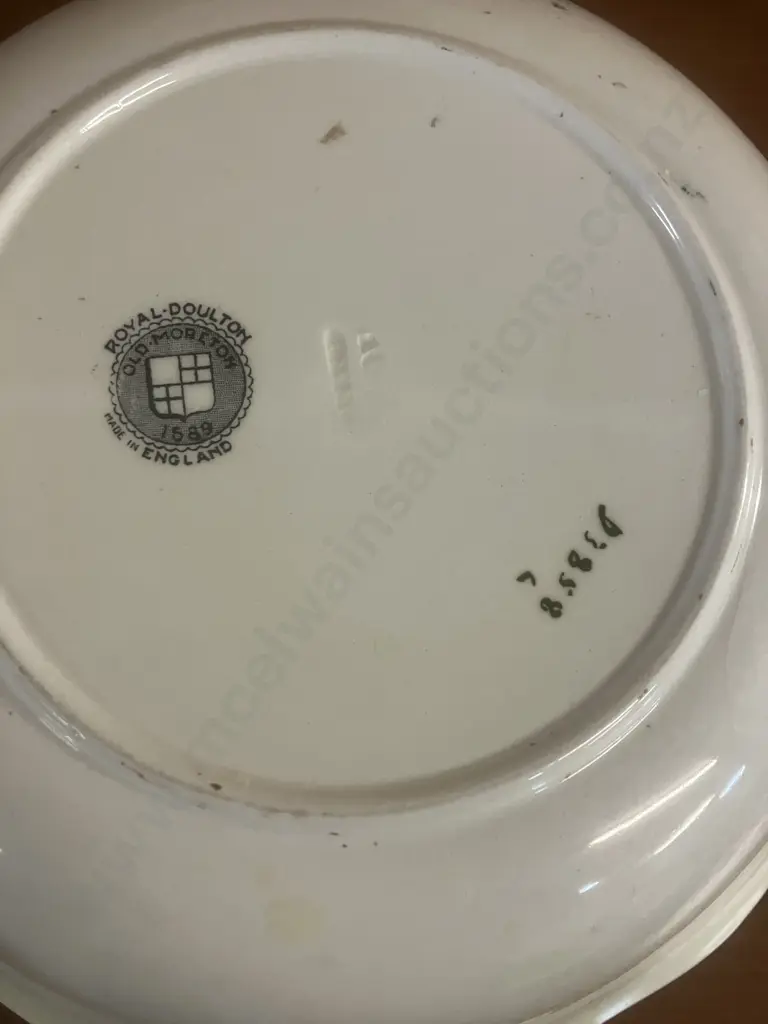 Royal Doulton “Old Moreton Hall” Serving Bowl D3858 - Queen Elizabeth at Old Moreton 1589, Issued 1915 - 1933. 24.5cm Image 1++