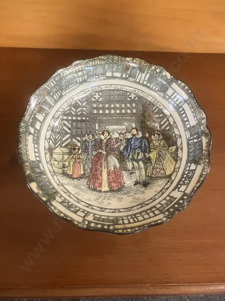 Royal Doulton “Old Moreton Hall” Serving Bowl D3858 - Queen Elizabeth at Old Moreton 1589, Issued 1915 - 1933. 24.5cm Image 1++