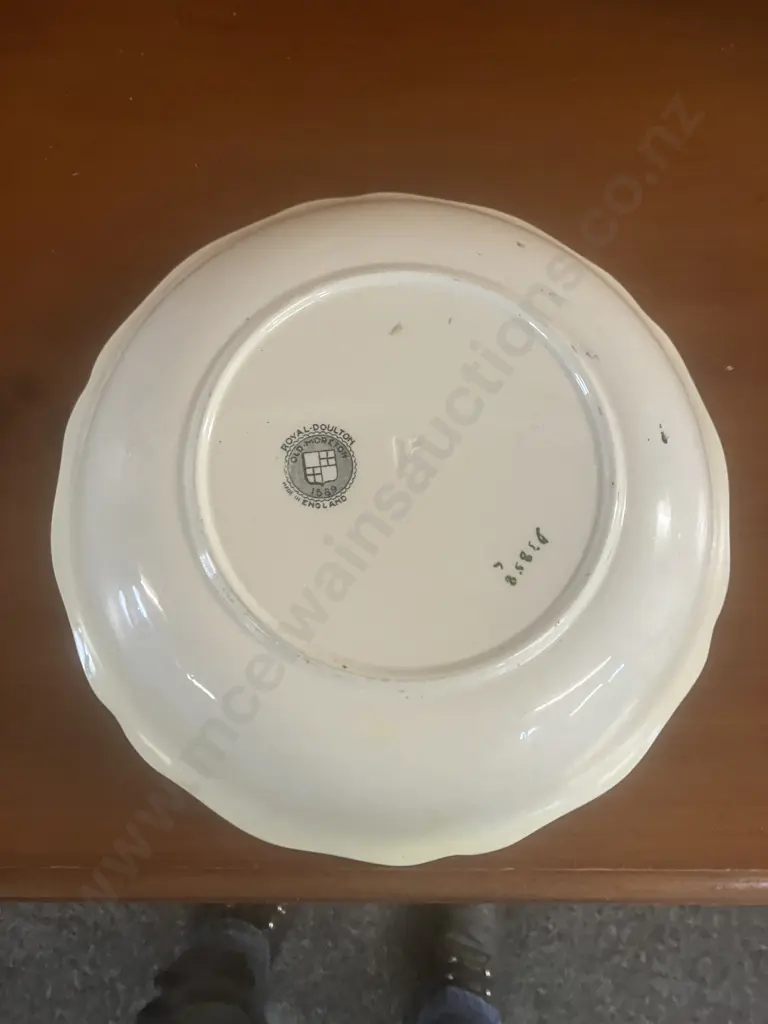 Royal Doulton “Old Moreton Hall” Serving Bowl D3858 - Queen Elizabeth at Old Moreton 1589, Issued 1915 - 1933. 24.5cm Image 1++