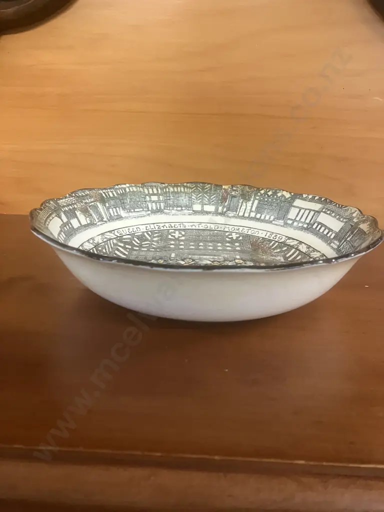Royal Doulton “Old Moreton Hall” Serving Bowl D3858 - Queen Elizabeth at Old Moreton 1589, Issued 1915 - 1933. 24.5cm Image 1++