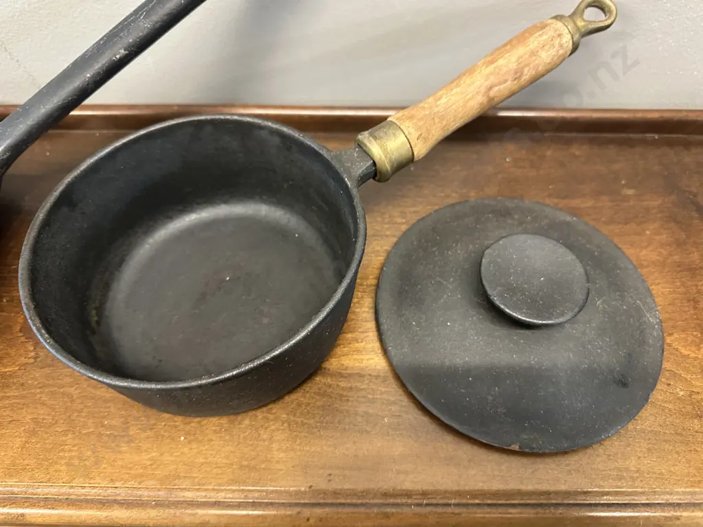 Cast Iron Salter Pot With Wooden Handle & Pan Image 1++