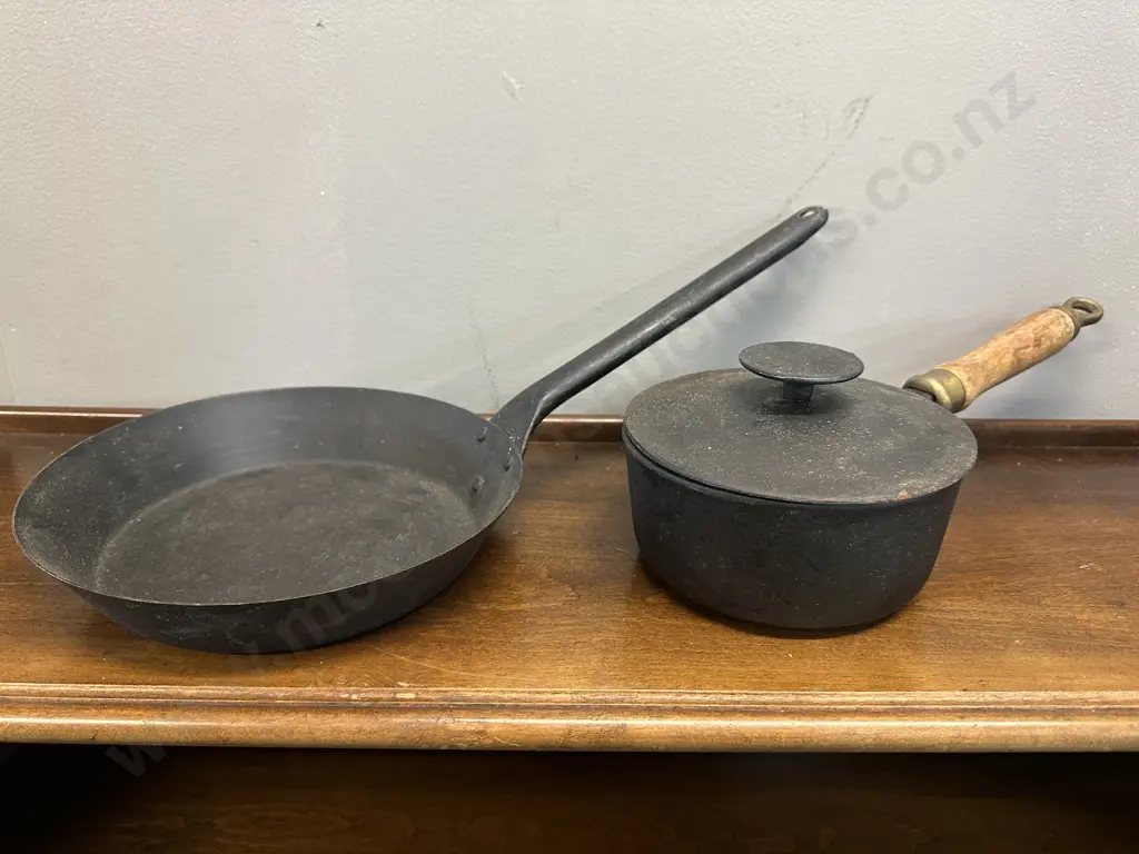Cast Iron Salter Pot With Wooden Handle & Pan Image 1++