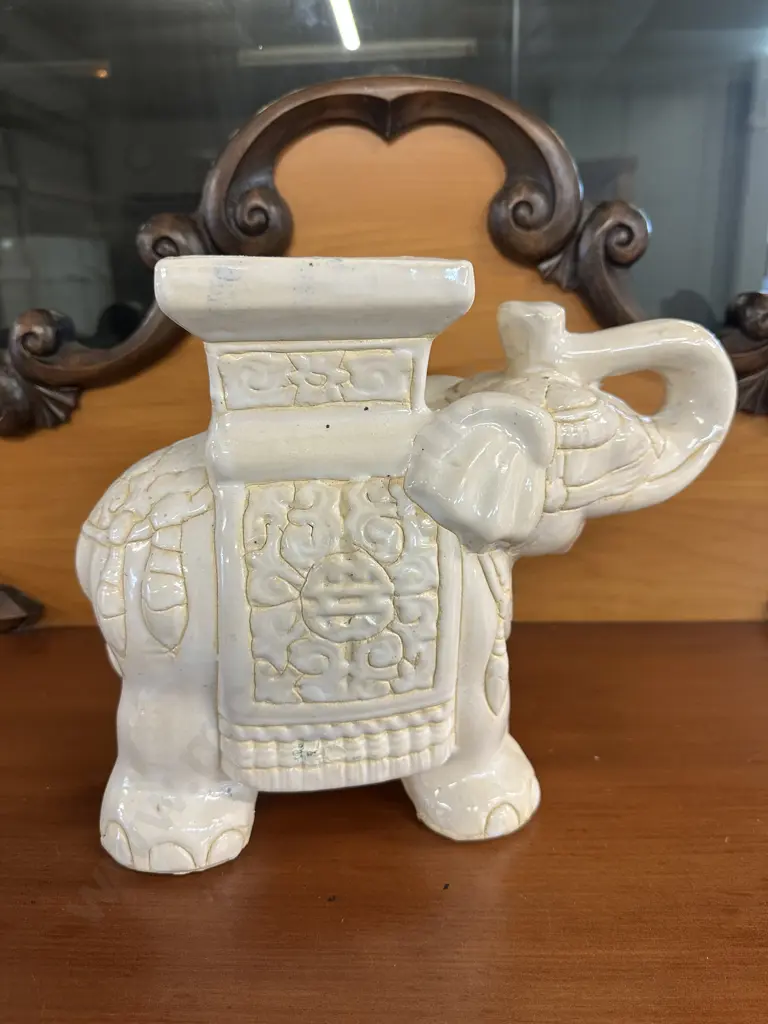 Vintage Style Glazed Cream Ceramic Elephant Plant Stand H27.5cm. Image 1++
