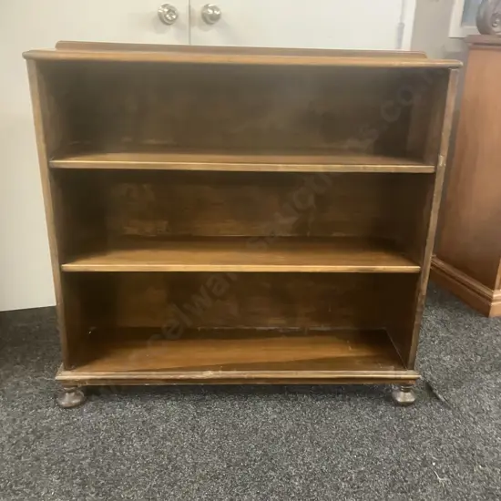 Mahogany 3 Shelf Bookcase With Rounded Feet. H97 W100 D27cm