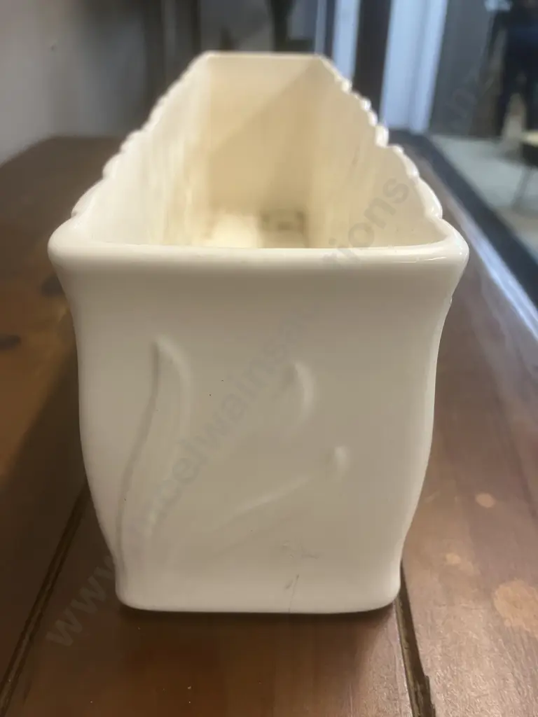 A 1940's Spode "Velamour Daffodil" Cream Trough Vase / Planter - England. H10 L31 D7.5cm Image 1++