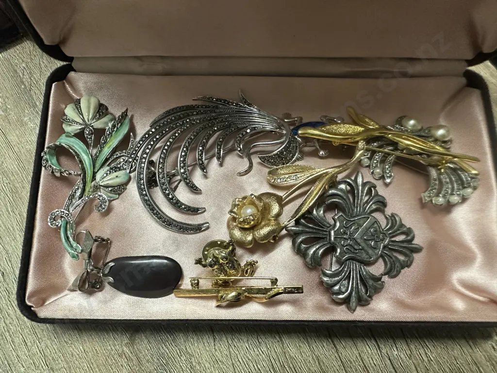 Selection Of Vintage Brooches Image 1++