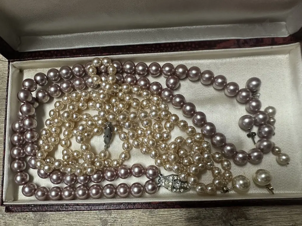 Selection Of Costume Jewellery Pearl ? Necklaces & Earirngs Image 1++